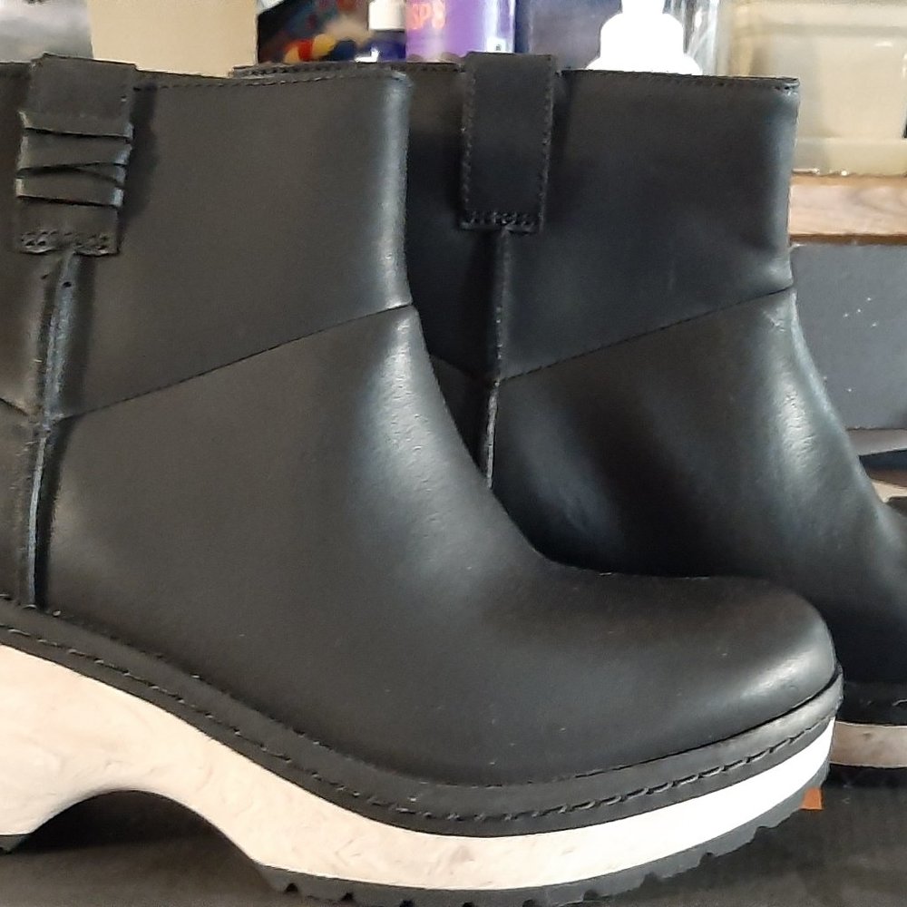 Hanlendi Bluff clog bootie